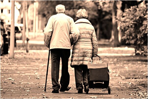 夢到了自己照片上有蛇纏著脖子是咋回事_周公解夢官網