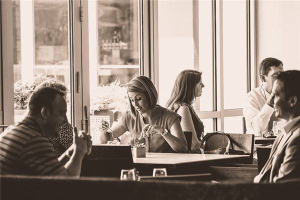 夢到了已故親人一起吃飯預兆了什麼嗎_周公解夢