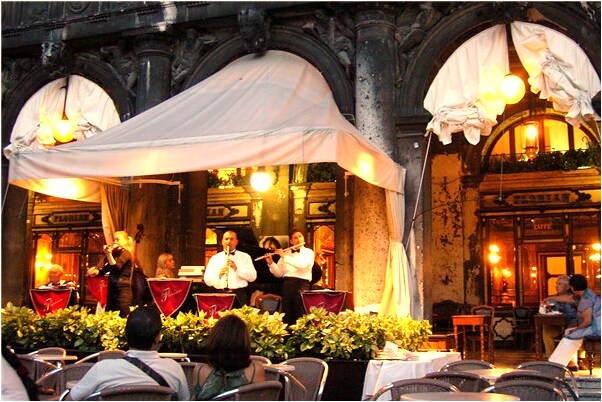 夢見在屋裡洗澡被別人看見是怎么回事_周公解夢官網