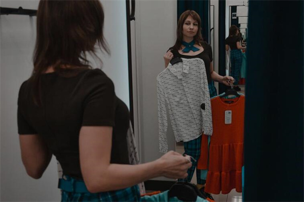 夢到了自己穿衣服是怎么回事_周公解夢