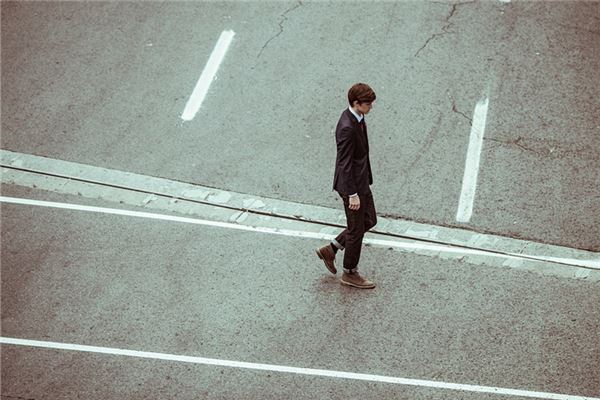 夢見走路特費勁走不動_周公解夢