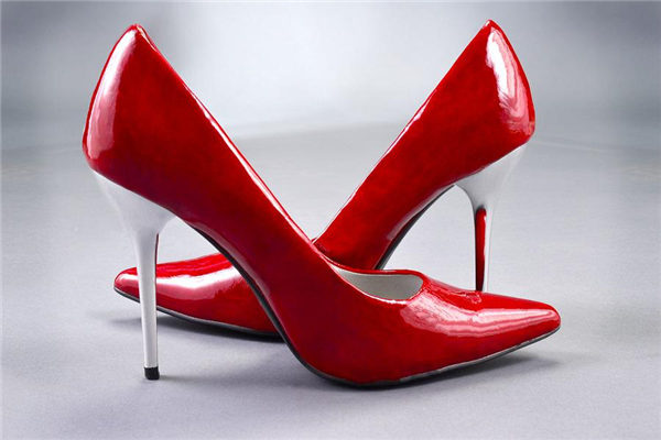 夢見穿高跟鞋什麼預兆_周公解夢