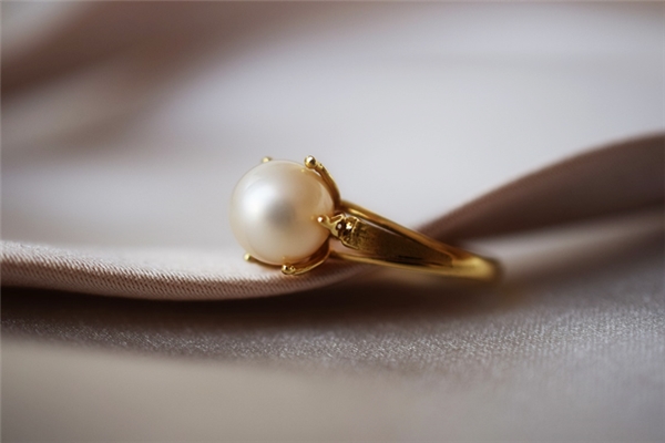 夢見自己拿著珍珠是什麼預兆_周公解夢