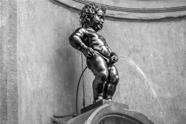 夢到當眾小便有什麼說法_周公解夢