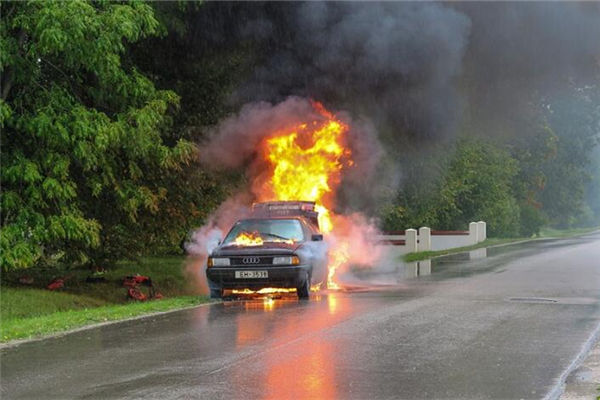 夢見車自燃是什麼意思_周公解夢