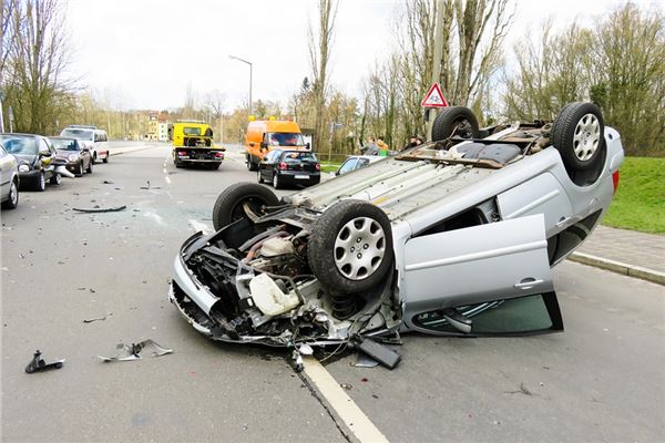夢見自己的車翻了_周公解夢