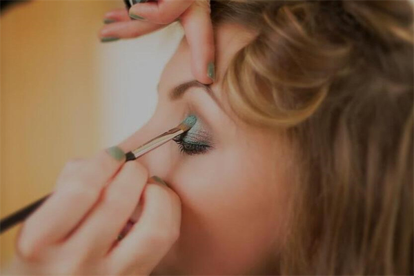 夢見畫妝是好的徵兆嗎_周公解夢