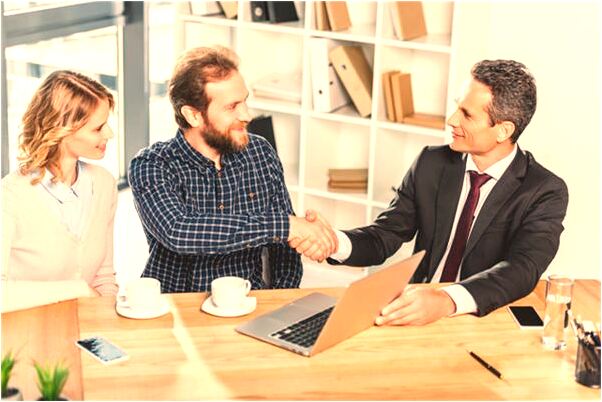 夢到了朋友的車停著被撞了有什麼說法_周公解夢官網