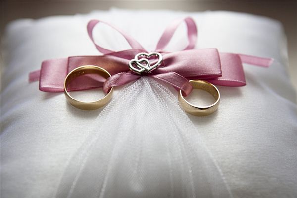 82屬狗女一生結幾次婚_十二生肖