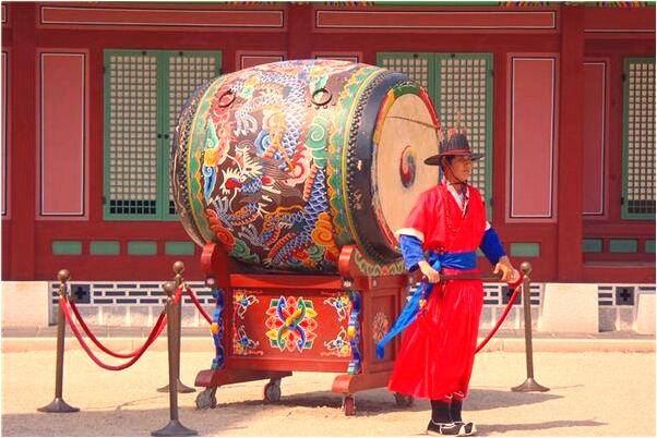 夢到一群蝴蝶落在自己手上是咋回事_周公解夢官網