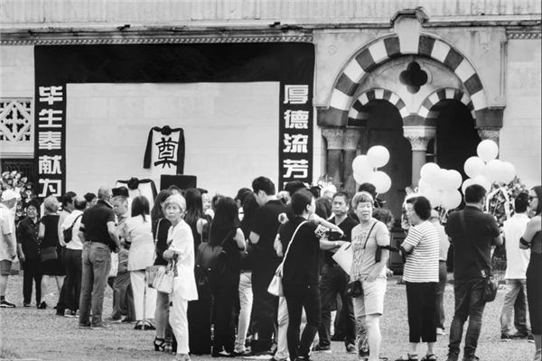 夢到了好多人穿孝衣是什麼徵兆_周公解夢