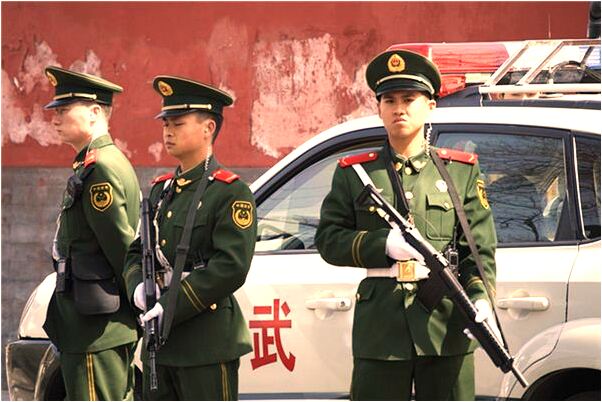 夢到了牙齒讓人踢了一下掉了有什麼預示嗎_周公解夢官網