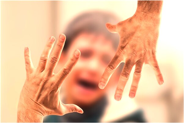 夢見右手中指被自己切代表著什麼_周公解夢官網