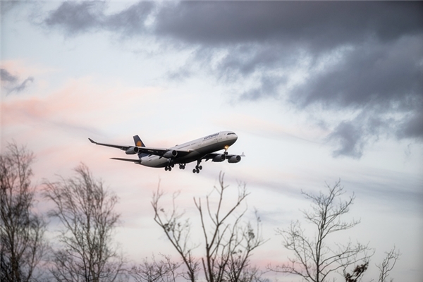 夢到飛機在很近的地方墜落是什麼徵兆_周公解夢