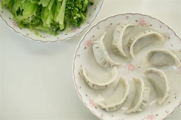 夢見別人吃餃子_周公解夢