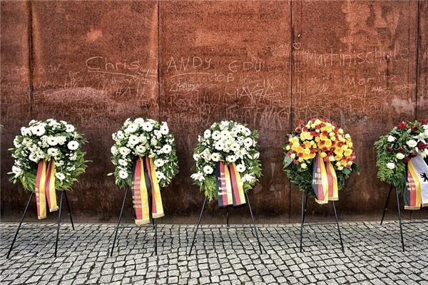 夢到家裡有花圈代表著什麼？_周公解夢