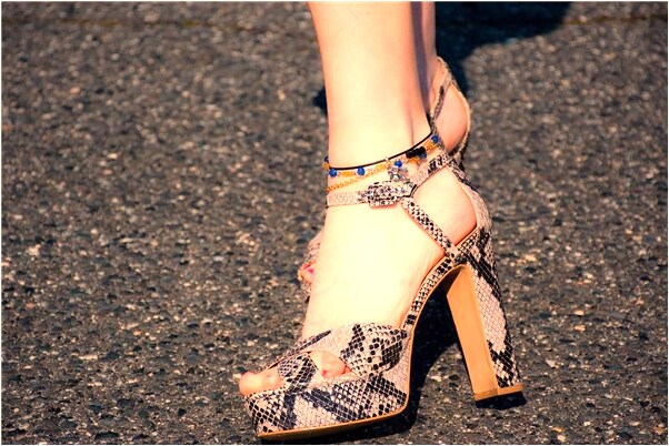 夢見同時與三個女生進廁所啥意思_周公解夢官網