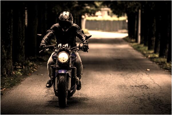 夢到有人在空中騎車是什麼意思？_周公解夢官網