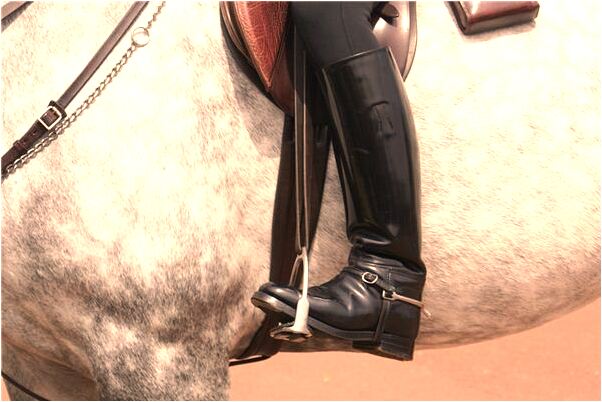 夢到了媽媽被車撞了人沒事的預兆_周公解夢官網