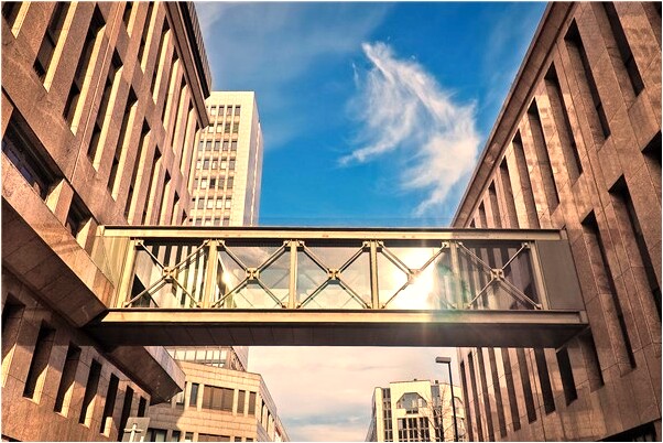 夢到了一腳吊毛坑有什麼說法_周公解夢官網