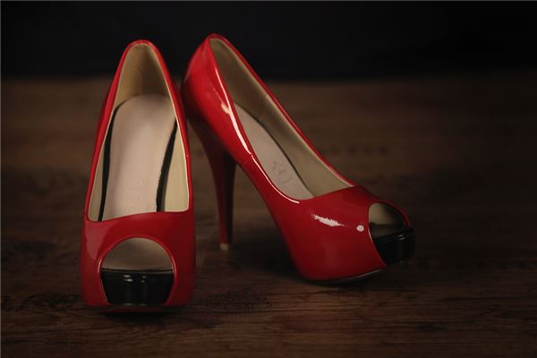 夢見掉鞋_周公解夢