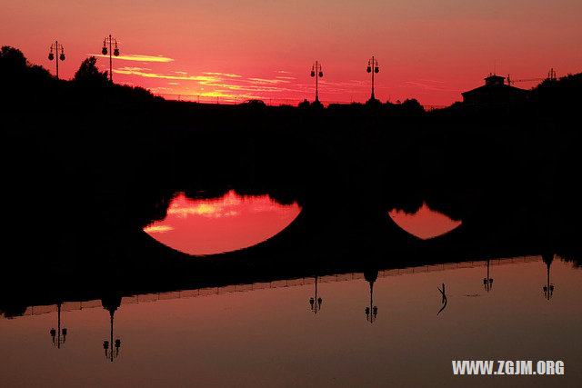 夢見兩個男人爭自己_周公解夢夢到兩個男人爭自己是什麼意思_做夢夢見兩個男人爭自己好不好_周公解夢官網