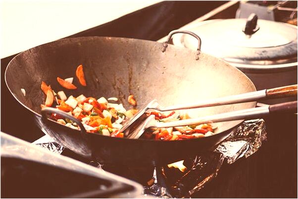 夢見颳風磚頭飛起來是什麼意思？_周公解夢官網