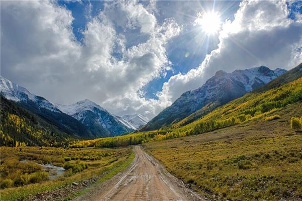 夢見自己走在泥濘的路上_周公解夢
