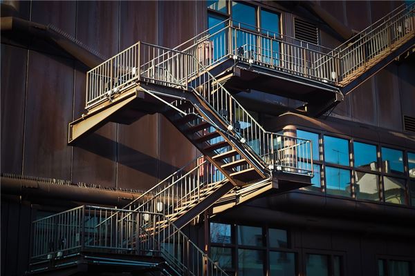 夢到鐵樓梯什麼預兆_周公解夢