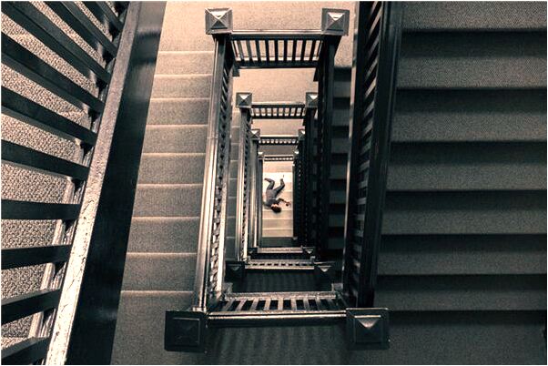 夢到了項鍊的鑽摔了一地會有什麼預兆_周公解夢官網