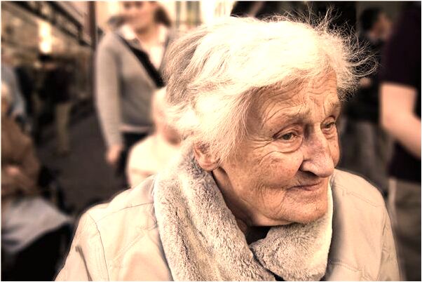 夢到了別人掉進廁所里預示什麼_周公解夢官網