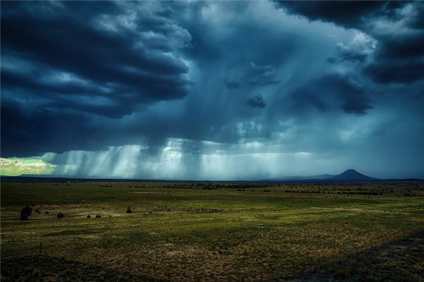 夢到陰雲密布的大暴雨有什麼預兆_周公解夢