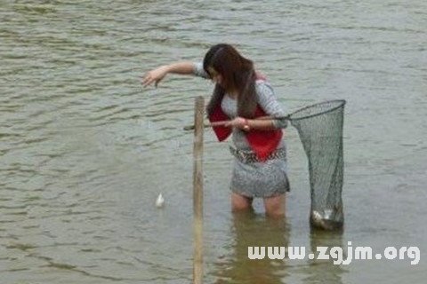 Dream of a woman in to catch fish