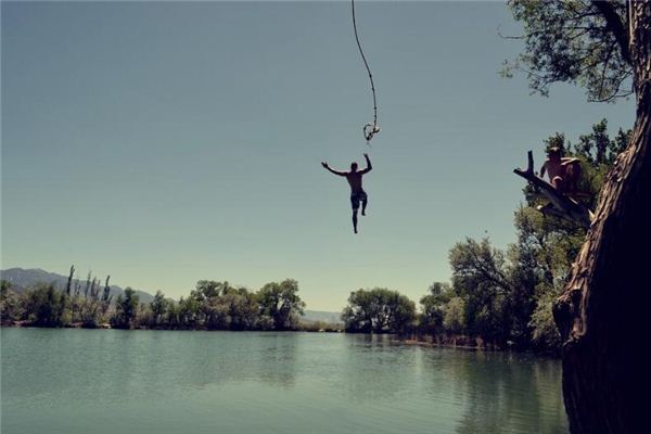 夢見高空墜物代表什麼_周公解夢