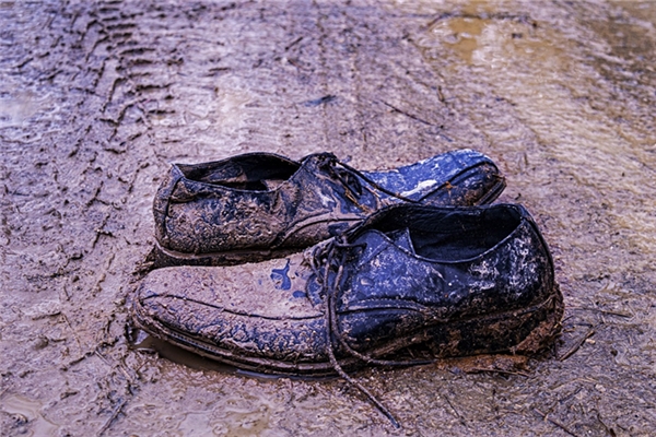 夢到道路泥濘鞋上有泥是咋回事_周公解夢