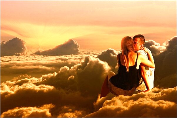 夢到男人把自己抱到高處是什麼徵兆_周公解夢官網