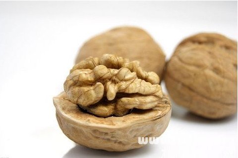 Dream of eating walnuts