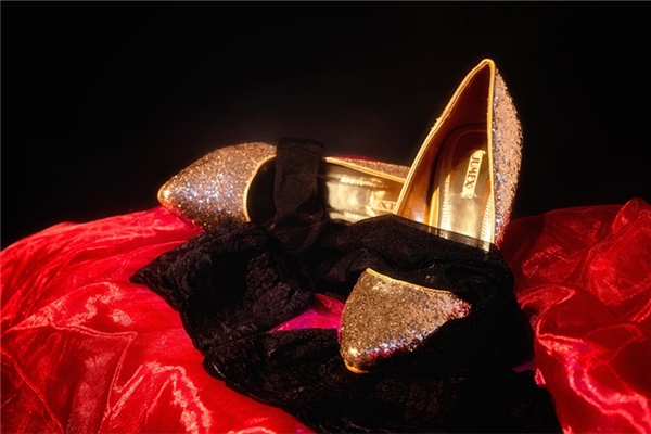 夢到金色紙鞋是什麼預兆_周公解夢