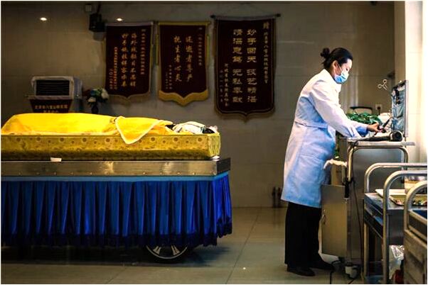 夢到了一個女的突然把我抱住有什麼意義嗎_周公解夢官網