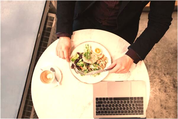 夢到了手上戴的粉晶裂了一顆是什麼預兆_周公解夢官網