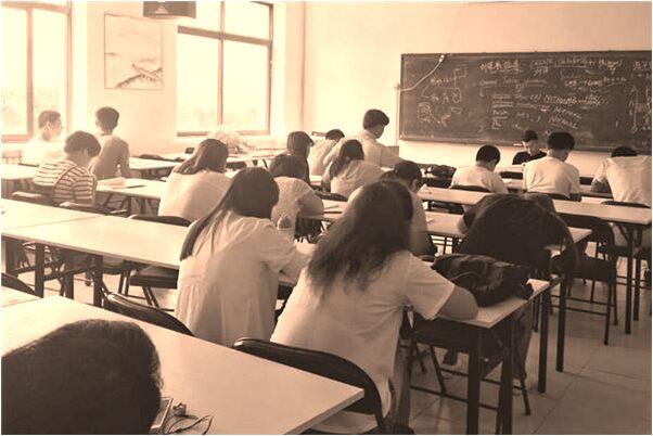 夢見自己穿內衣被人偷看意味什麼_周公解夢官網