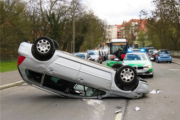 夢到別人撞我車是什麼徵兆_周公解夢