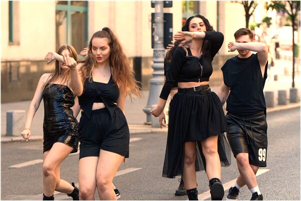 夢到了很大的狗親吻我是什麼預兆_周公解夢官網