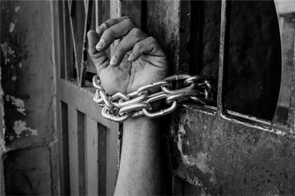 夢見被壞人控制想逃離_周公解夢