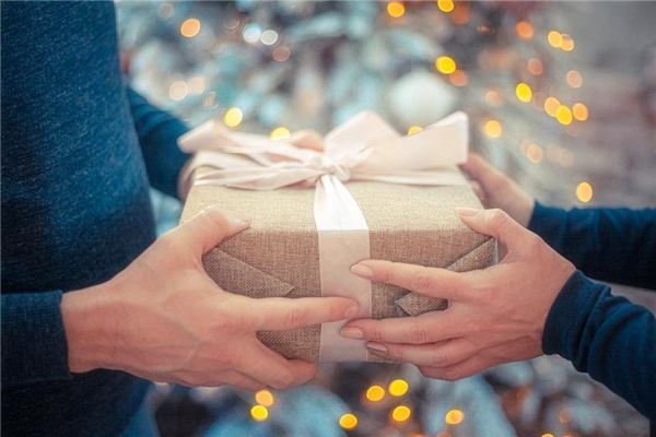 夢見別人送禮物給我有何寓意_周公解夢