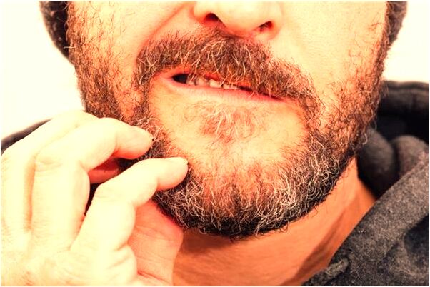 夢到男子回頭比出四個指頭是什麼預兆？_周公解夢官網