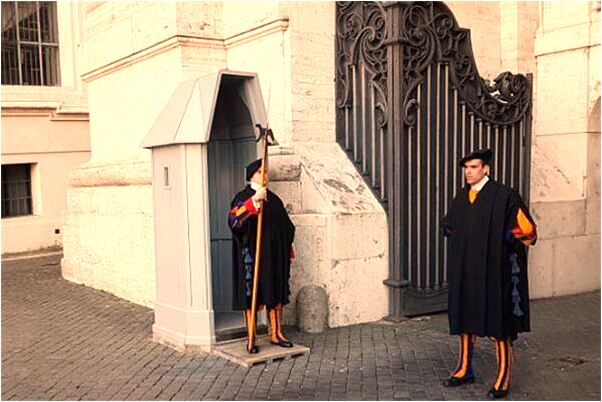 夢見大蛇嘴裡一條小蛇會有什麼預兆_周公解夢官網