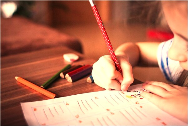 夢見撒往地下撒水是什麼預兆？_周公解夢官網