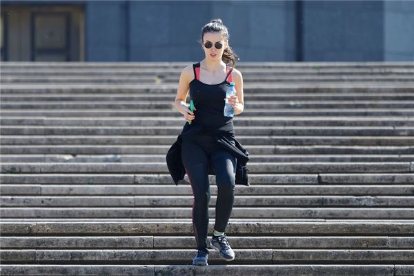 夢見跑下樓梯有什麼含義_周公解夢