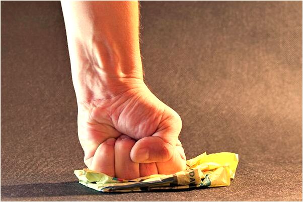 夢到門倒砸到小孩預示了什麼_周公解夢官網